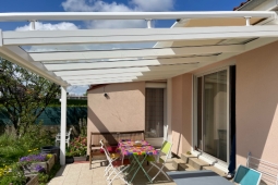 Pergola en aluminium - couverture en verre + store sur toiture